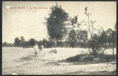 17075 Afbeelding van een jongen met een transportfiets op de heide (zandverstuiving) in de omgeving van Bilthoven ...